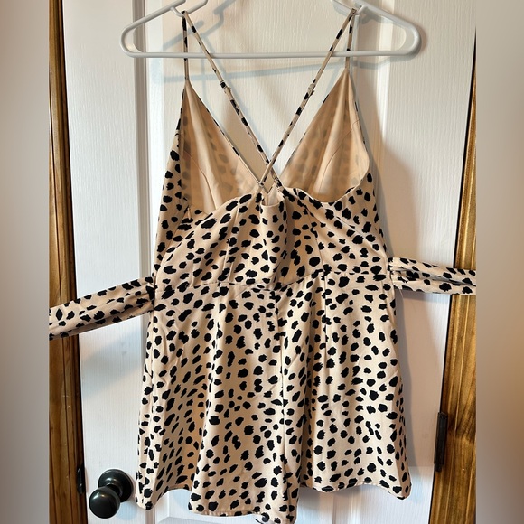 Forever 21 romper. Criss cross back, tie around waist, and side zipper. - Picture 2 of 5